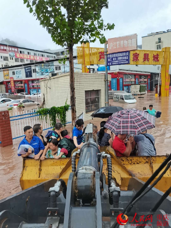 人民網(wǎng)報(bào)道：“我們是附近修路的央企，莫慌！”                                                                                                                                                                                             