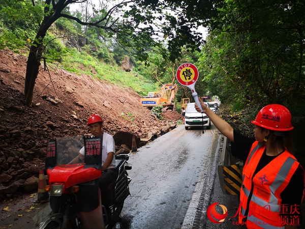 人民網(wǎng)報(bào)道：中交一公局三公司緊急搶通國(guó)道318線萬(wàn)州段                                                                                                                                                                                    