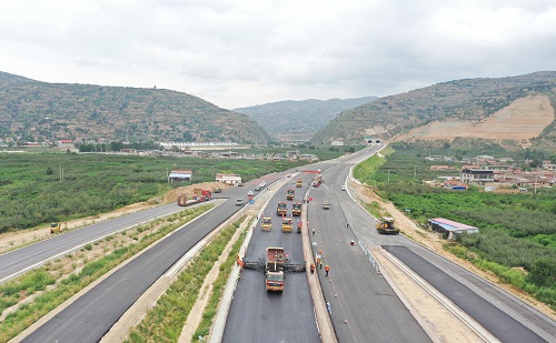 1596588354747948.jpg 甘肅平天路面項目上面層試驗段全線率先鋪筑完成.jpg